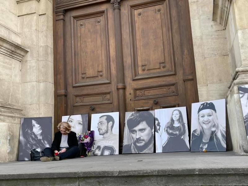 Supravietuitori si rude ale victimelor din Colectiv, protest pe treptele Curții de Apel Bucuresti, Foto: Facebook Mihai Grecea