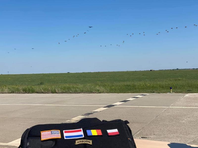 Exercitiu militar cu parasutisti, Foto: MApN