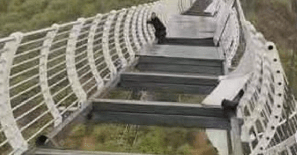 barbat pe podul avariat, Foto: Captura