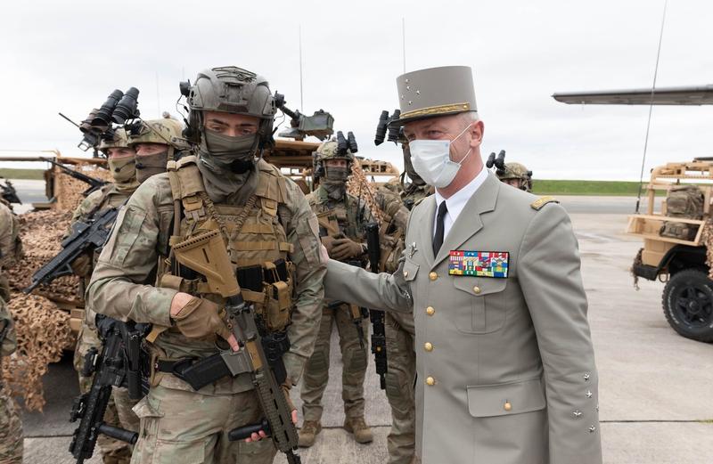 Francois Lecointre (dreapta), Foto: Jacques Witt / Sipa Press / Profimedia Images