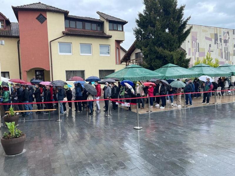 Coada la vaccinare anti-Covid in ploaie, Foto: RO Vaccinare Facebook