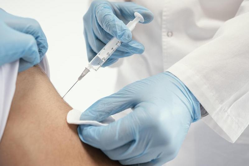 Medic vaccinand un pacient in spital, Foto: freepik.com