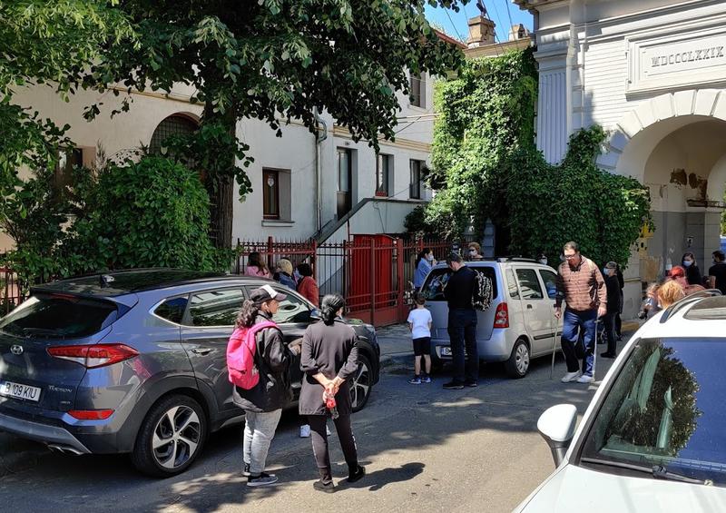 Parinti care asteapta copiii dupa scoala, Foto: Hotnews