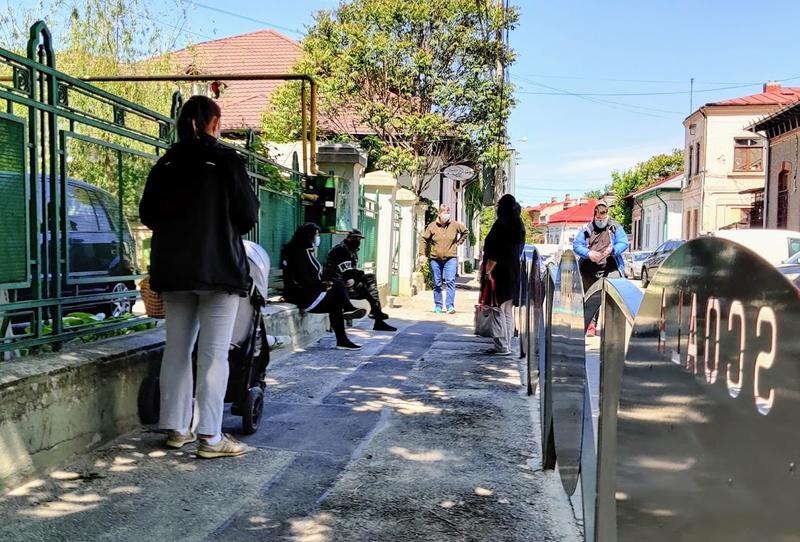 Parinti care asteapta copiii dupa scoala, Foto: Hotnews