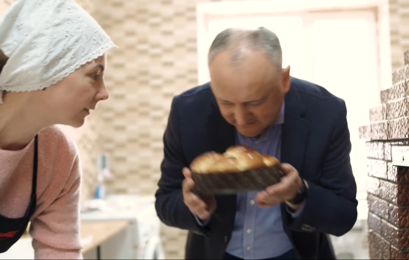 Dodon scoate cozonacul cu mainile goale din cuptor, Foto: Captura video