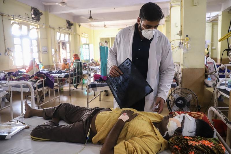 Medic tratand un pacient cu mucormicoza in India, Foto: Uma Shankar Mishra / AFP / Profimedia Images