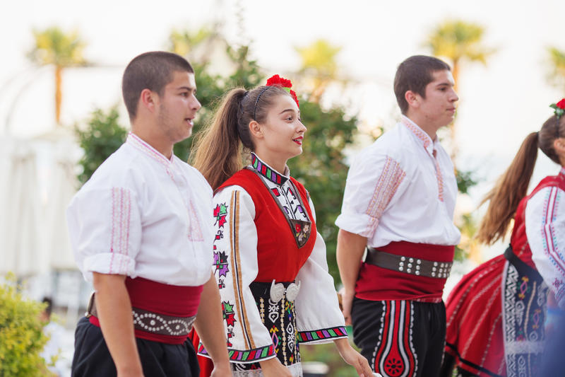 Tineri din Bulgaria in costume populare, Foto: freepik.com