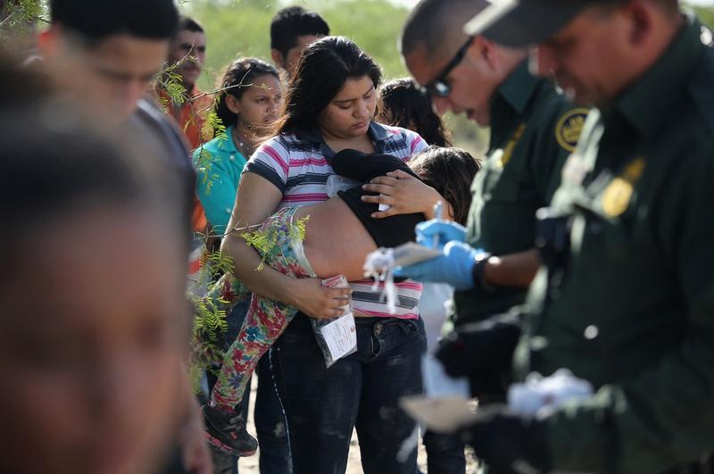 Sute de migranti romani de etnie roma traverseaza granita dintre Mexic si SUA, Foto: John Moore / Getty Images / Profimedia Images