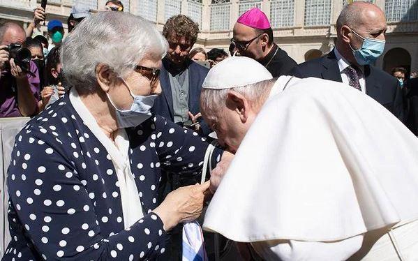 Papa Francisc saruta tatuajul Lidiei, Foto: RaiNews24