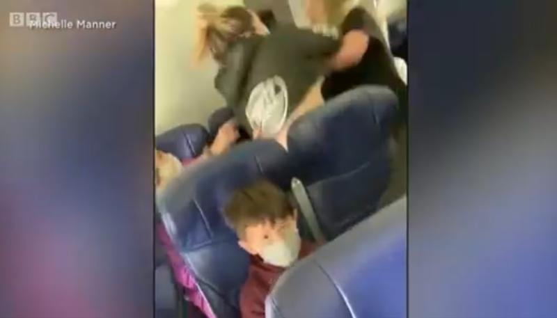 O pasagera ataca insotitoarea de bord (captura de ecran), Foto: Hotnews
