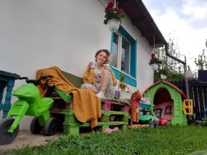 Mutati la tara. Ionela, in curtea casei sale din Agigea , Foto: Arhiva personala