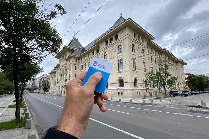 card de acces in Primaria Capitalei, Foto: Facebook Nicusor Dan