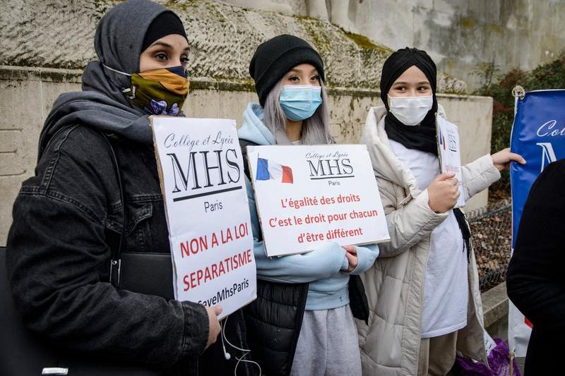 Femei franceze protestand impotriva interzicerii hijabului, Foto: Jacopo Landi / AFP / Profimedia Images