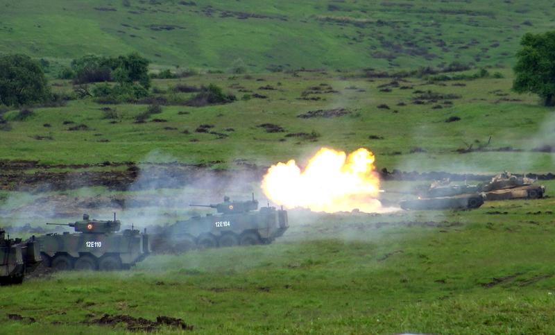 Focuri de tancuri si blindate in poligonul Cincu, Foto: Hotnews