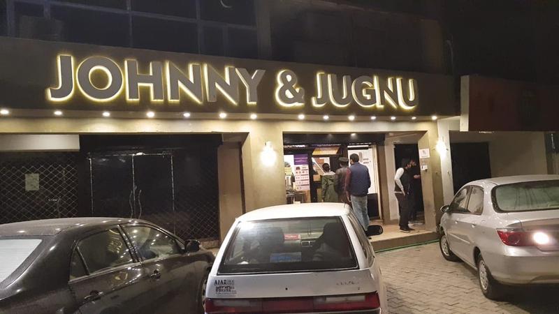 Nu este prima data cand angajati ai Johnny & Jugnu sunt arestati de politie din motive similare, Foto: Captura YouTube