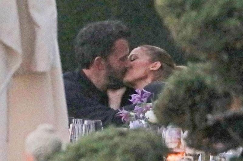 Jennifer Lopez si Ben Affleck au fost surprinsi luni sarutandu-se, Foto: Captura YouTube