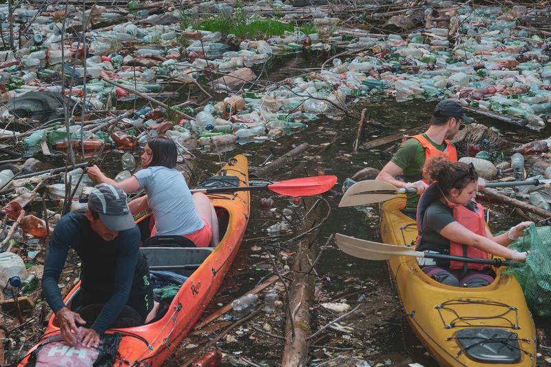 Voluntari care curăță un lac de gunoaie, Foto: Romsilva