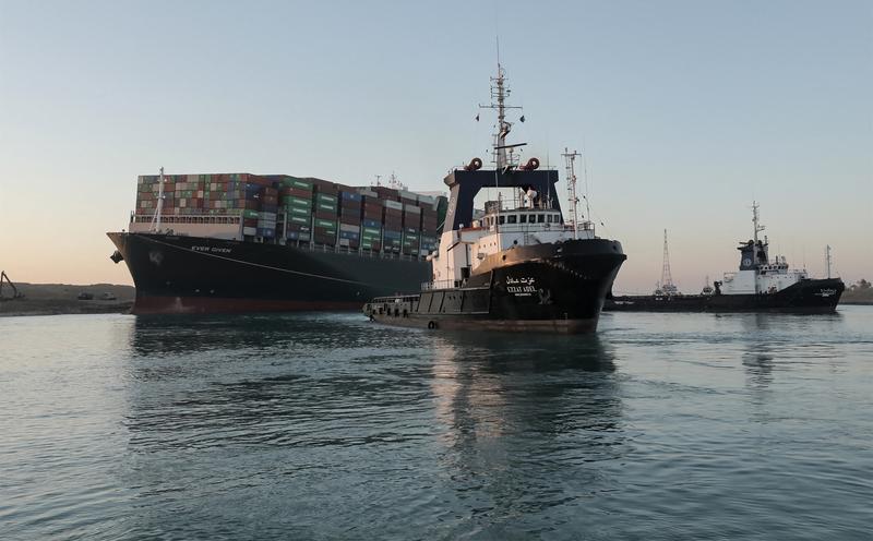 Produse in valoare de sute de milioane de dolari raman blocate pe nava Ever Given, sechestrata de Egipt, Foto: AFP / AFP / Profimedia