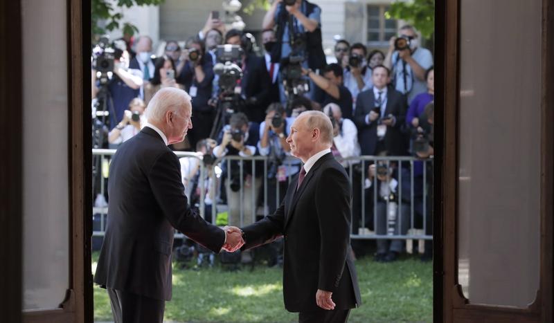 Putin si Biden dand mana 2, Foto: Mikhail Metzel / TASS / Profimedia Images
