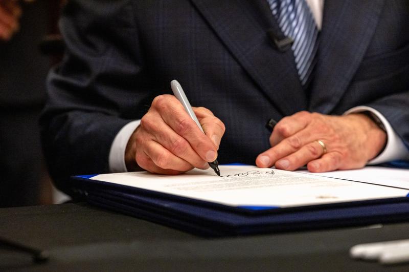 Greg Abbott, guvernatorul Texasului, a promulgat legea care permite portul de arma in public si fara permis, Foto: Jordan Vonderhaar / Shutterstock Editorial / Profimedia Images