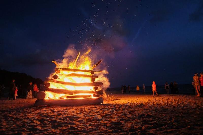 Un foc in cinstea solstitiului de vara in nordul Europei, Foto: Anna Jurkovska, Dreamstime.com