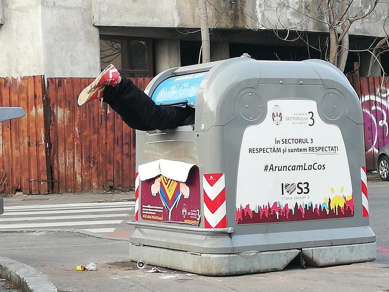 Sevraj? Foame? Bagă capul în container!, Foto: Hotnews