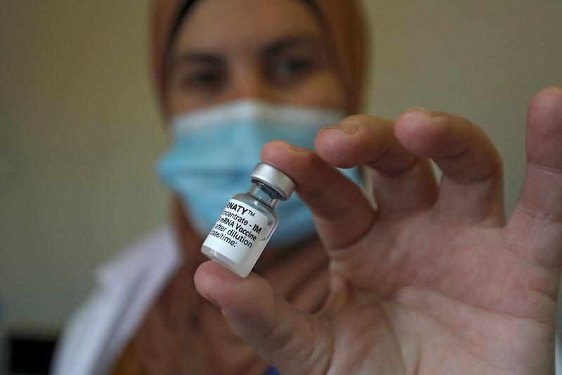 Vaccinarea cu Pfizer in Cisiordania, Foto: ABBAS MOMANI / AFP / Profimedia