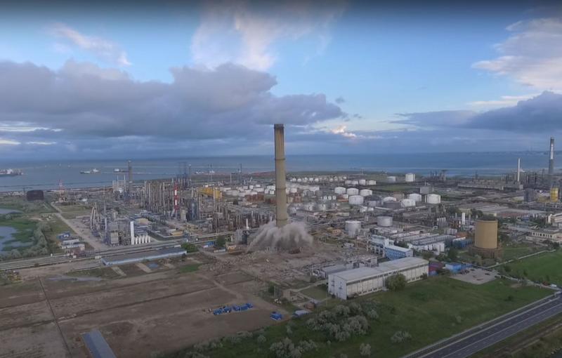 Demolarea cosului de fum de la Petromidia, Foto: Captura Ziua de Constanta