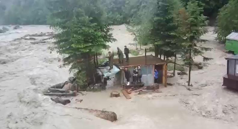 12 oameni au ramas blocati la Nereju, in Vrancea, dupa o viitura, Foto: Captura video