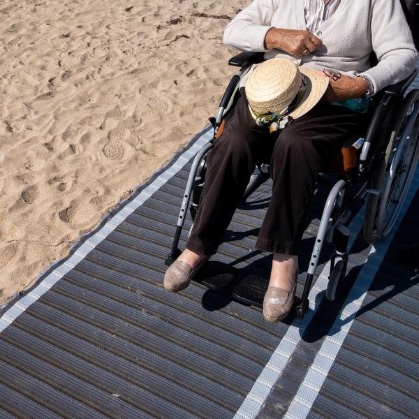 Cale de acces pe plaja in scaun rulant, Foto: Martin Bertrand / AFP / Profimedia Images