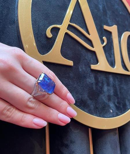 ”Natural Blue” - inel din aur în două culori, decorat central cu tanzanit deep bluish-violet și briliante, însoțit de certificat gemologic ALGT, provine din colecția unui arhitect, Foto: Artmark