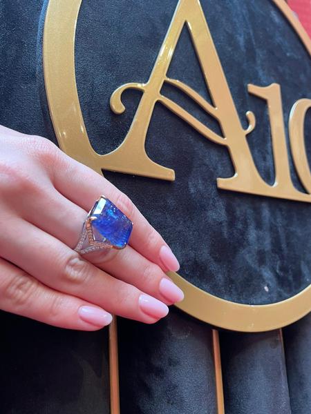 ”Natural Blue” - inel din aur în două culori, decorat central cu tanzanit deep bluish-violet și briliante, însoțit de certificat gemologic ALGT, provine din colecția unui arhitect, Foto: Artmark