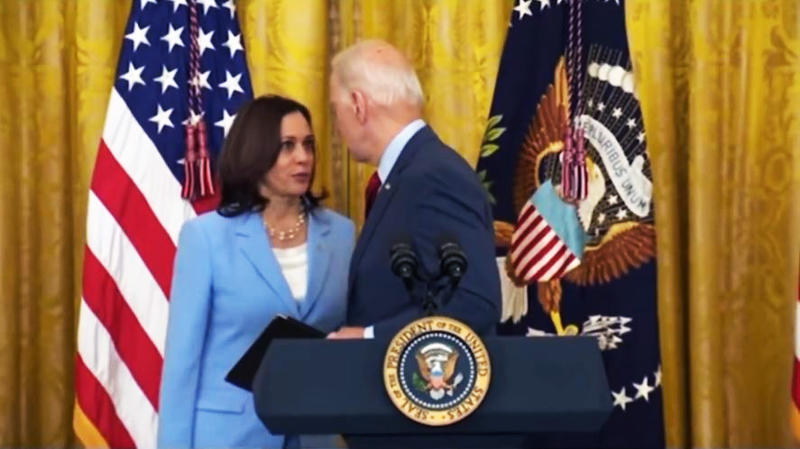 Momentul in care Kamala Harris ii aminteste lui Biden sa vorbeasca despre tragedia din Florida, Foto: Captura YouTube