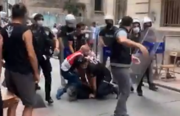 fotojurnalist AFP imobilizat cu genunchiul pe gat de politisti Pride Istanbul, Foto: Captura video