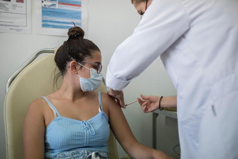 Tanara vaccinata in Grecia, Foto: dpa picture alliance / Alamy / Alamy / Profimedia