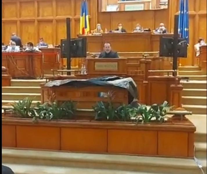 Scandal provocat de Sosoaca la moțiune, Foto: Captura video