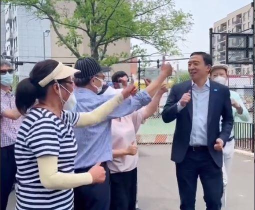 Andrew Yang in Queens, Foto: Captura TikTok