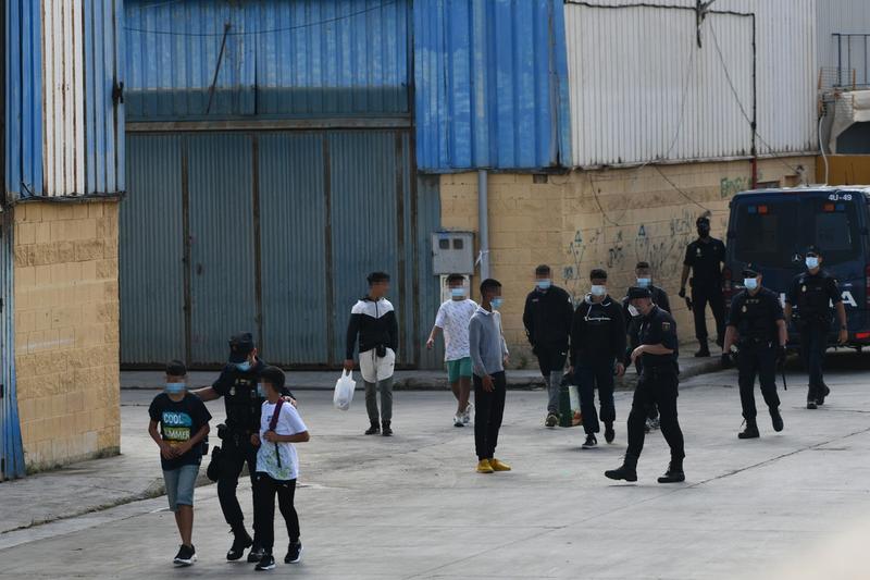 Politisti spanioli si minori marocani in Ceuta, Foto: Antonio Sempere / Zuma Press / Profimedia