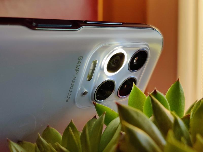 Motorola Moto G100 cu camera sa macro cu inel led, Foto: Hotnews
