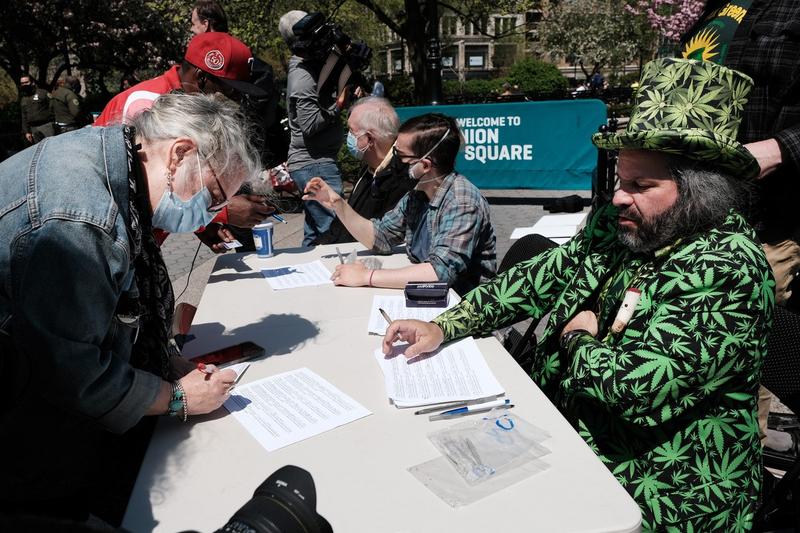 Rezidentii din Washington primesc un joint cu marijuana in schimbul vaccinarii anti-Covid, Foto: SPENCER PLATT / Getty images / Profimedia