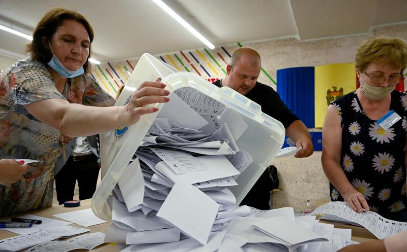 Numararea voturilor la alegerile din R. Moldova, Foto: Sergei GAPON / AFP / Profimedia