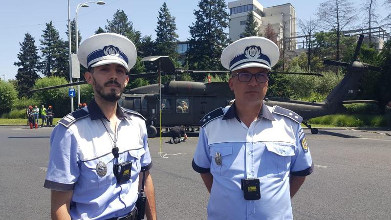 Polițiștii din intersecția unde a aterizat elicopterul militar, Foto: Politia Romana