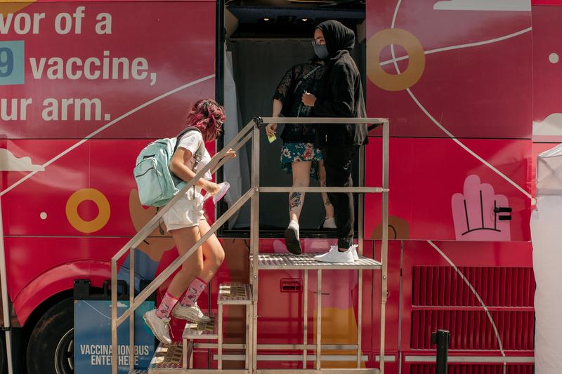 Adolescenti la un centru de vaccinare din SUA, Foto: Scott Heins / Getty images / Profimedia