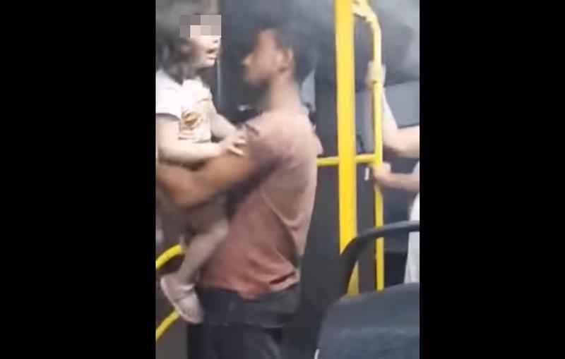 Fetita care ar fi fost rapita in autobuz in Braila, Foto: Captura video