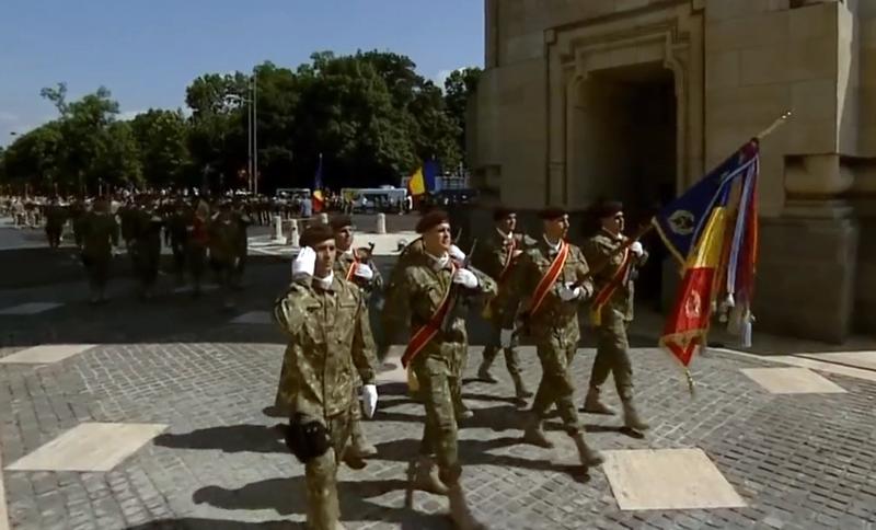 Defilarea militarilor pe sub Arcul de Triumf, Foto: Captura video