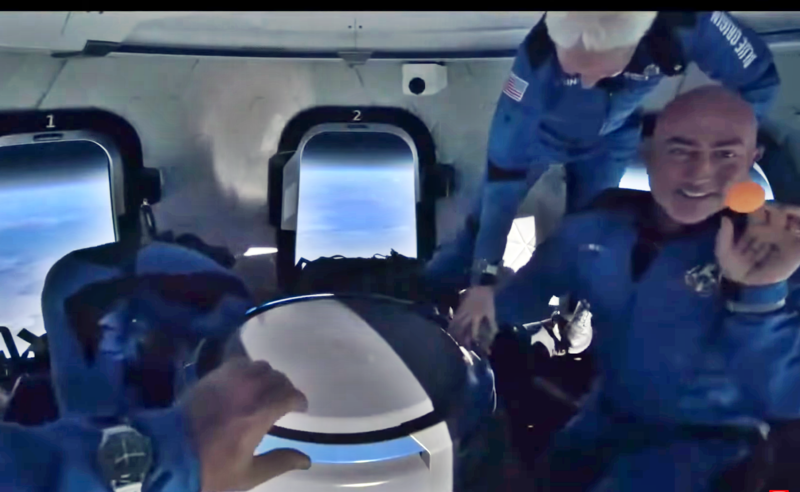 Jeff Bezos si ceilalti pasageri la bordul capsulei Blue Origin, Foto: Captura YouTube