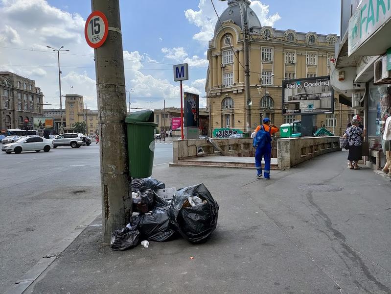 Gunoaie pe străzile din București, Foto: Hotnews