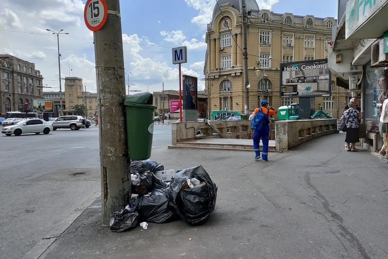 Gunoaie pe străzile din București, Foto: Hotnews