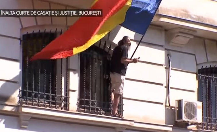 Stegarul Dac a urcat pe cladirea ICCJ, Foto: Captura video