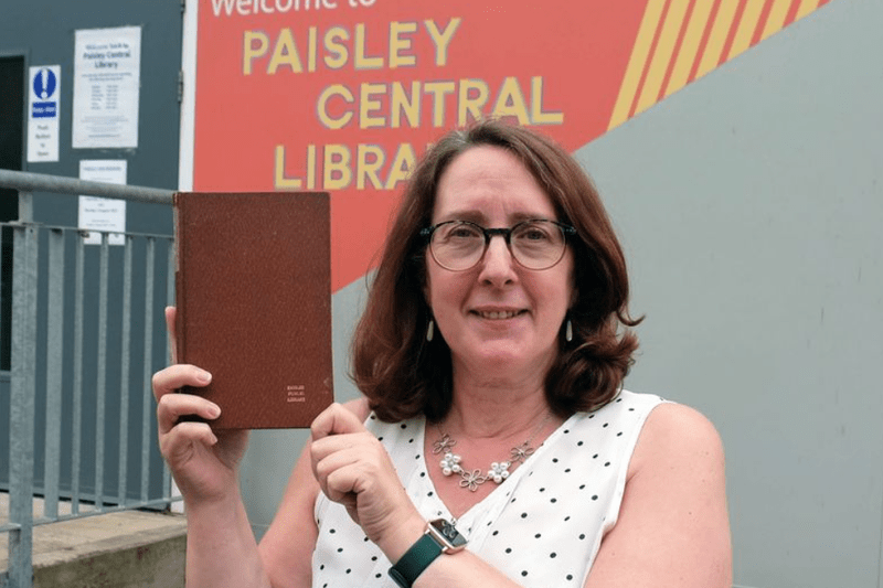 Supervizorul bibliotecii si cartea returnata dupa 50 de ani, Foto: captura glasgowlive.co.uk